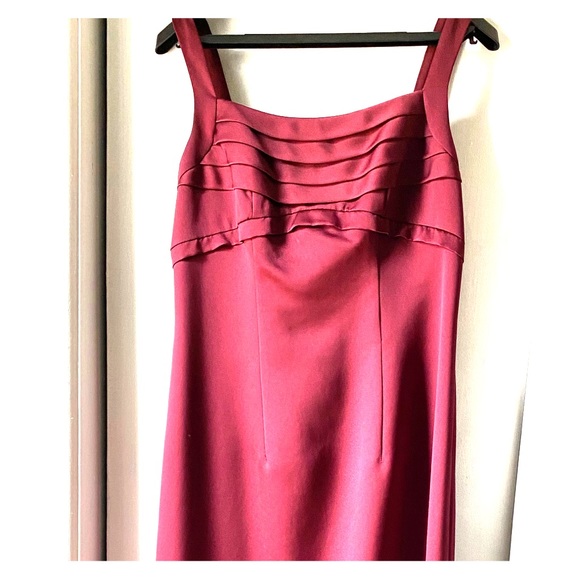 Wine coloured formal dress - Picture 7 of 9